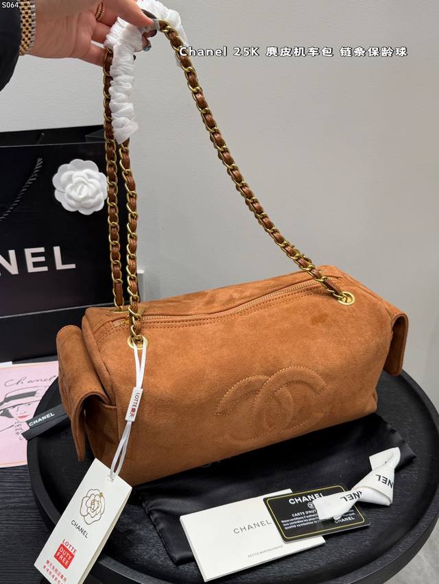 折叠礼盒 Chanel香奈儿25K麂皮机车包链条腋下保龄球还是百看不腻，百搭又大气，链条装饰充满活力。又嫩又俏皮 感觉香香的每一款都是投资级艺术品，入手即定格永