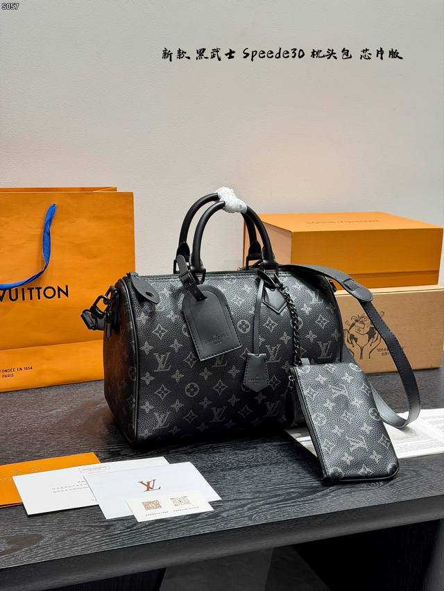 无盒子 带芯片 Lv 新款Speedy30真的是意外之喜[大笑R]2025 Menswear枕头包新款黑武士黑花带零钱包！ 经典再升级！ 街头感拉满的同时，高级