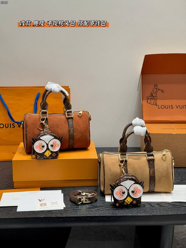 带盒子 搭配零钱包挂件! Lv新款 改款手提包麂皮枕头包 很是简约,加上包身线条感不强,皮质又很柔软,整体显得非常随性、自由~超级百搭且高级感满满 尺寸20Cm 带盒子 搭配零钱包挂件! Lv新款 改款手提包麂皮枕头包 很是简约,加上包身线条感不强,皮质又很柔软,整体显得非常随性、自由~超级百搭且高级感满满 尺寸20Cm