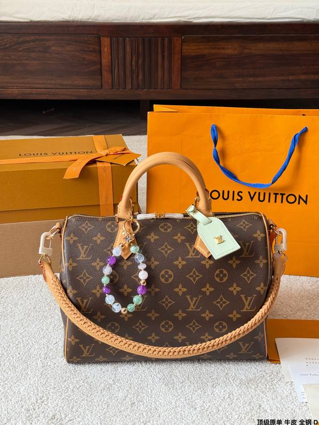 顶级原单 牛皮 全钢 Lv Speedy Soft 30枕头包 Tlv Speedy Soft 30枕头包，经典Monogram老花帆布+黑色皮革饰边，银色链条