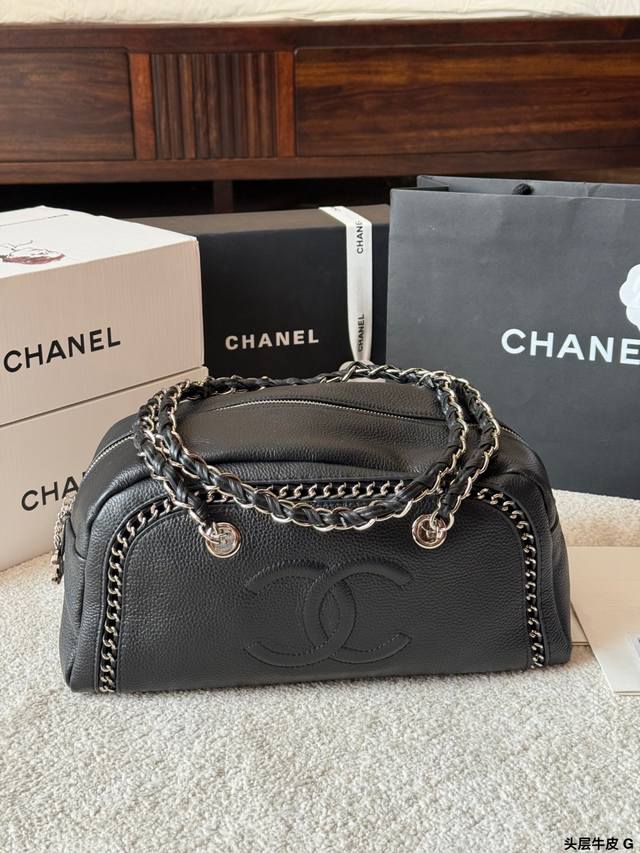 头层牛皮 Chanel香奈儿油蜡皮保龄球包 香奈儿油蜡皮保龄球包,经典半月形设计,油蜡牛皮材质,光泽感满满,耐用又高级 包身一圈皮穿链条,细节精致,拉链头有双C 头层牛皮 Chanel香奈儿油蜡皮保龄球包 香奈儿油蜡皮保龄球包,经典半月形设计,油蜡牛皮材质,光泽感满满,耐用又高级 包身一圈皮穿链条,细节精致,拉链头有双C