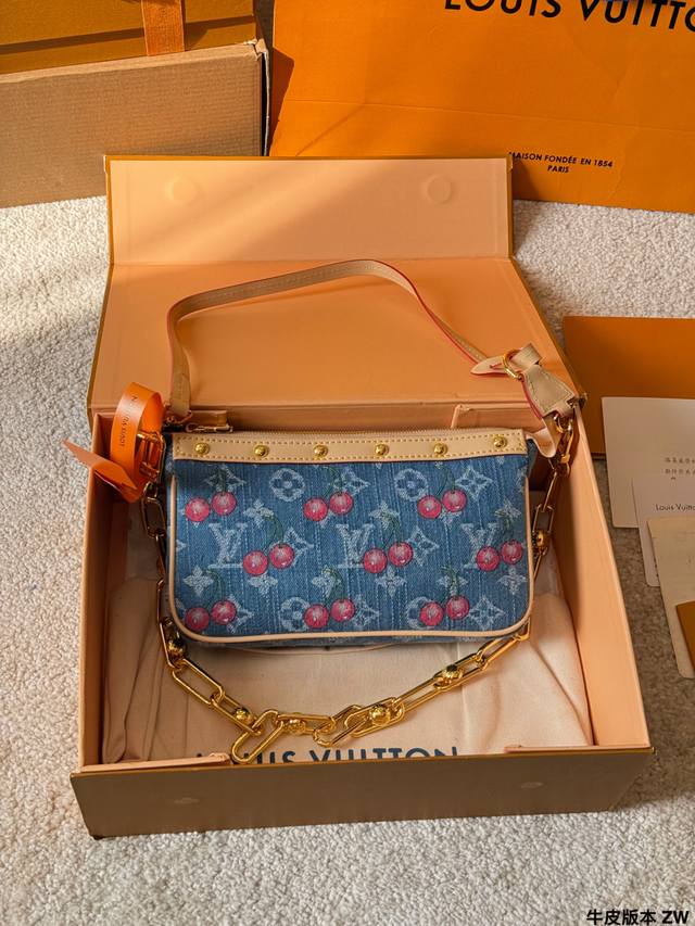 原版布 Lv村上隆樱桃牛仔麻将包 Lv与村上隆联名的樱桃牛仔麻将包，丹宁布+樱桃刺绣，复古甜美风满分！皮革饰边+金属饰钉，细节超精致。尺寸13X4X22Cm，手