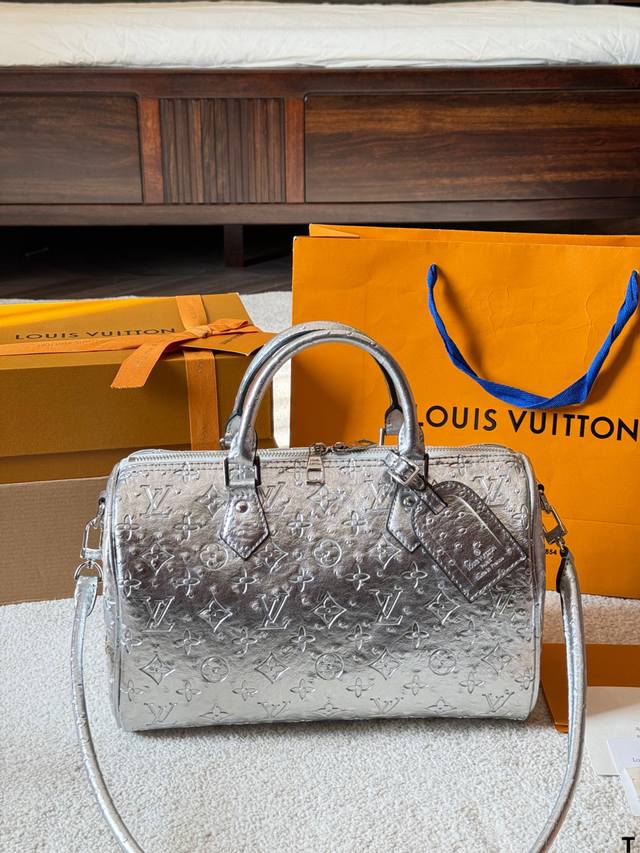 Lv Speedy Soft 30枕头包 Tlv Speedy Soft 30枕头包，经典Monogram老花帆布+黑色皮革饰边，银色链条和可拆卸肩带，手提、单