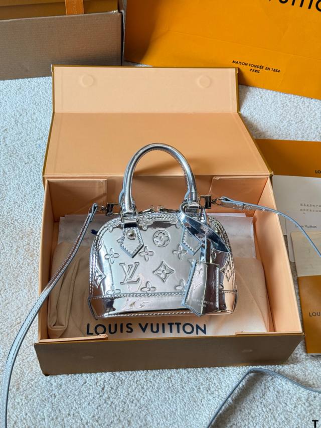 Lv 路易威登 ｜Alma Bb印花牛皮贝壳包 原版高品质 包包这款Retiro 手袋以标志性的老花面料制成 经典永恒。优雅低调的外形设计和宽敞的包身更加入了实