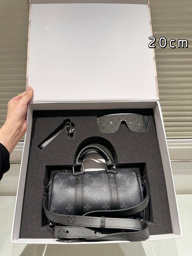 套盒 Lv盒子包墨镜挂件 邮差包真的万年不过时的一款 都是百搭单品 推荐 折叠礼盒尺寸20Cm
