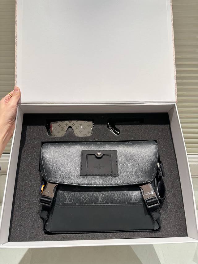 套盒 Lv邮差包墨镜挂件 邮差包真的万年不过时的一款 都是百搭单品 推荐 折叠礼盒尺寸27.22