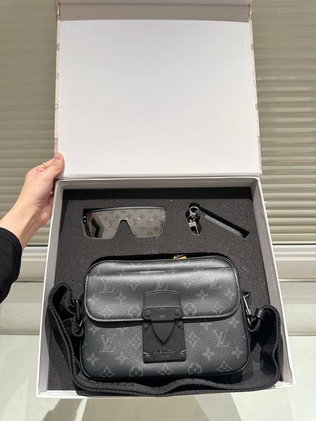 套盒 Lv邮差包墨镜挂件 邮差包真的万年不过时的一款 都是百搭单品 推荐 折叠礼盒尺寸25.17