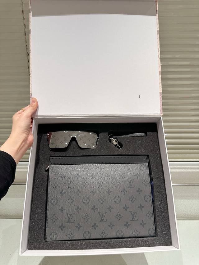 套盒 Lv手包墨镜挂件 洗漱包真的万年不过时的一款 都是百搭单品 推荐 折叠礼盒尺寸27.21 套盒 Lv手包墨镜挂件 洗漱包真的万年不过时的一款 都是百搭单品 推荐 折叠礼盒尺寸27.21