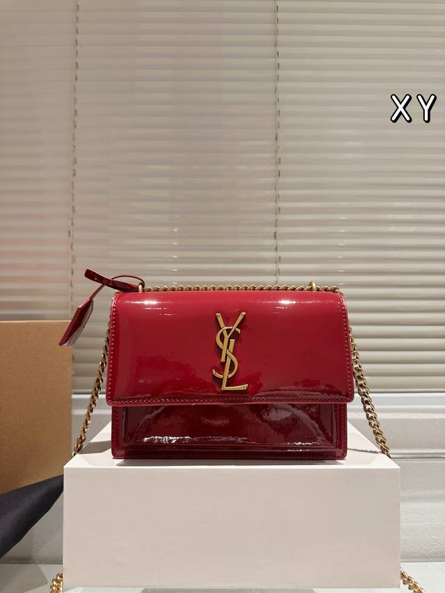 Ysl Sunset日落包 Ysl Sunset日落包中号牛皮+金色Logo，简约又高级。尺寸25×18×5Cm，容量适中，通勤或正式场合都很Ok！翻盖+链条设