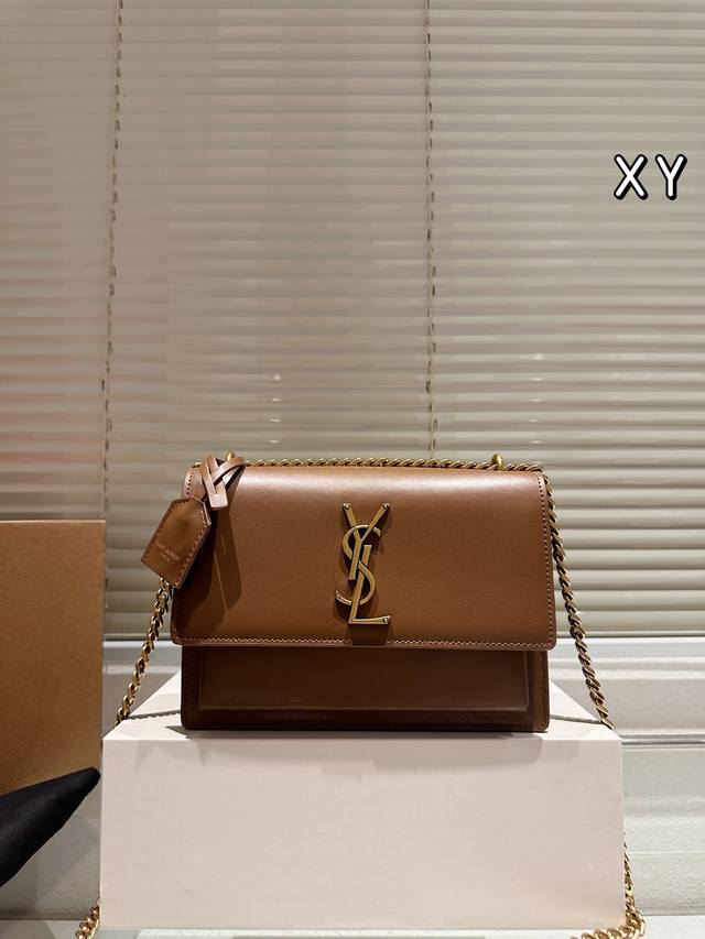 Ysl Sunset日落包 Ysl Sunset日落包中号牛皮+金色Logo，简约又高级。尺寸25×18×5Cm，容量适中，通勤或正式场合都很Ok！翻盖+链条设