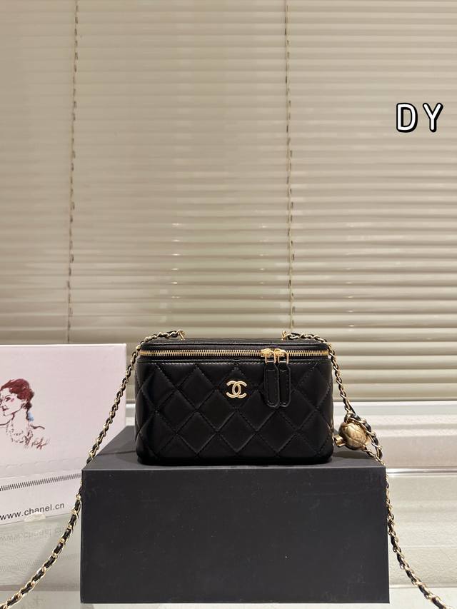 大号 Chanel新款金球链条盒子包 香奈儿爆火的小金球系列已经火了好几年~火爆程度导致傲娇的香奶奶都在不断的返场~ 今年新款的金球长方形化妆盒增加了小镜子和很