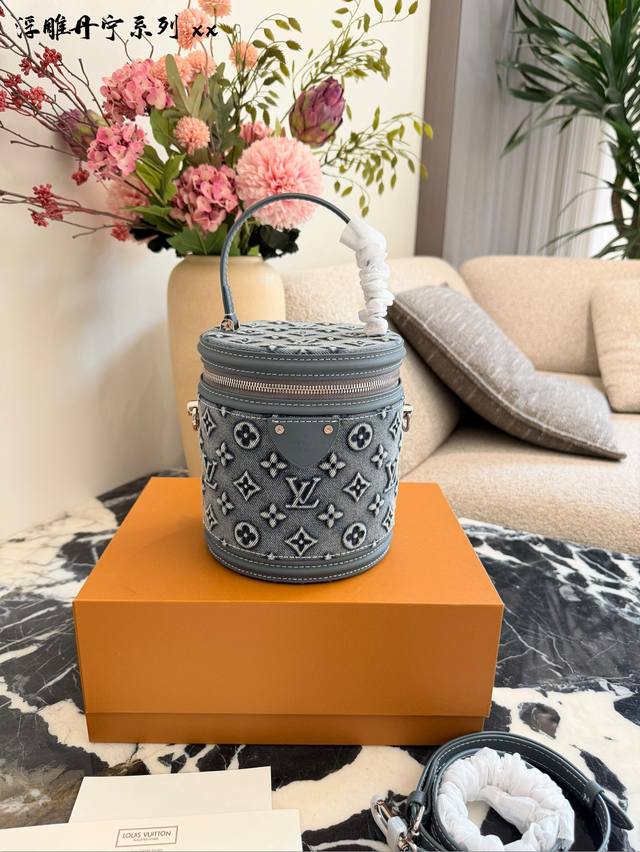 Lv Monogram发财桶包 Lv Monogram发财桶包，经典圆桶造型+Monogram老花帆布，搭配浅灰涂层帆布，低调又奢华。尺寸约17×15Cm，手提