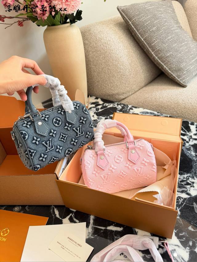 Lv Speedy枕头包 Lv Speedy枕头包经典Monogram花纹+柔软轧制皮革，质感细腻又耐用！小巧波士顿包型，配可拆卸链条和皮革肩带，手提、肩背、斜
