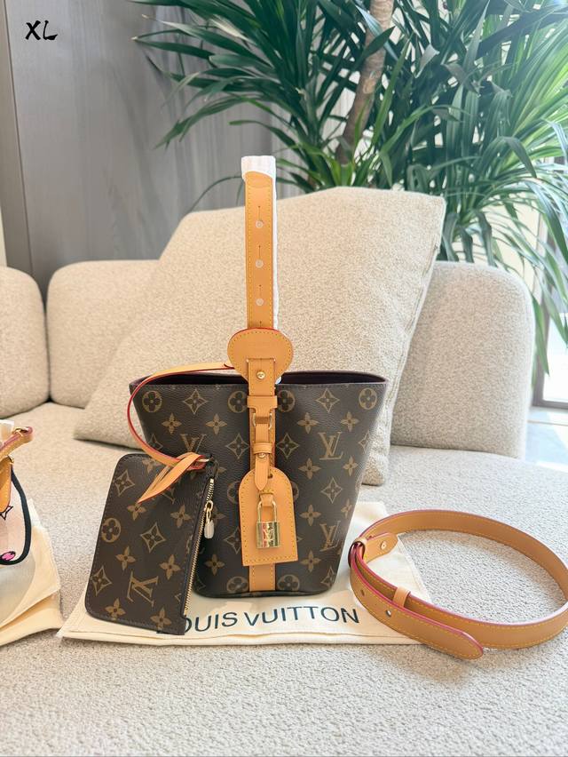 双11福利款 特价 2025年度黑马｜Lv新款 All In Bb 除了菜篮子经典的手提背法之外，还多了一条肩带，可以腋下和斜挎哦，还配了一个内胆零钱袋，绝了