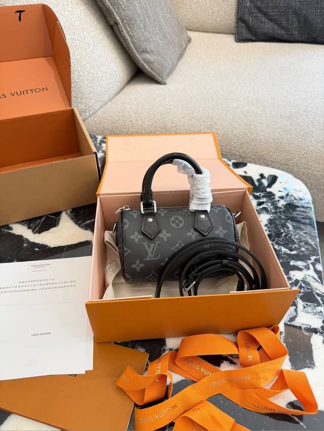 原版 Lv Nano Speedy 黑色老花手袋 Lv Nano Speedy手袋，采用Monogram Eclipse黑色老花涂层帆布，低调奢华又酷飒。包型小