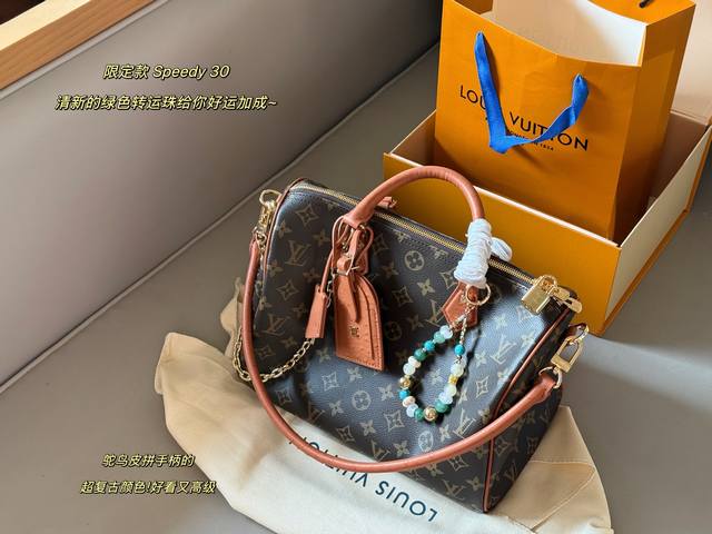 配盒 Size：30*21Cm 快來看看L家 Speedy30 枕头包 尺寸30公分日常、旅行都適合 这个尺寸太喜欢了 真好用！ 鸵鸟皮拼手柄的Speedy30