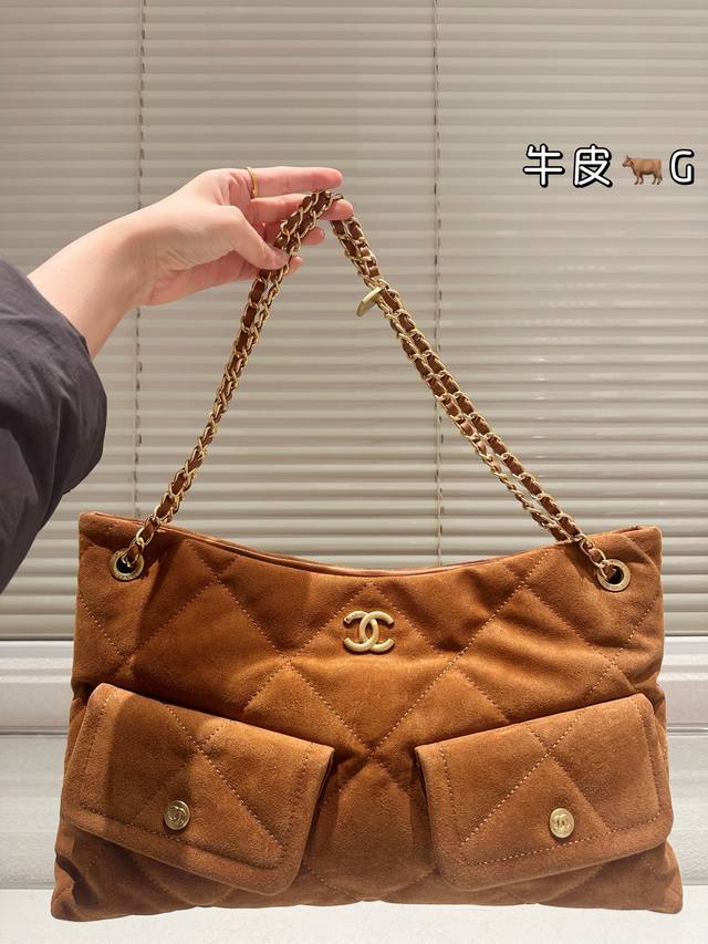 麂皮 香奈儿25K麂皮 Hobo购物袋 香奈儿25K黑金Hobo购物袋，经典菱格纹+双C五金，链条小金牌超有辨识度。羊皮材质柔软耐用，黑色百搭，秋冬季节必备！包