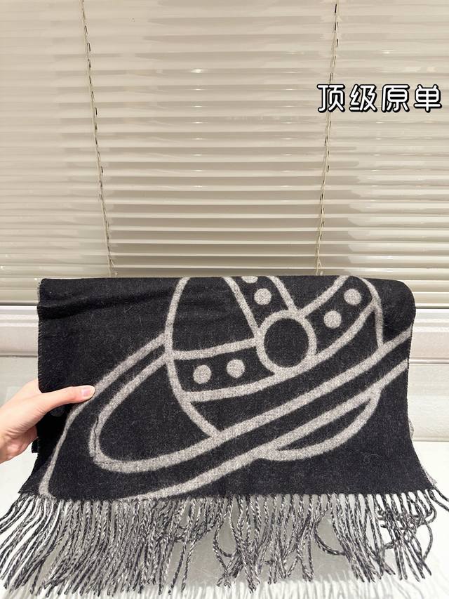 西太后 秋冬羊毛围巾好看又实用 西太后 秋冬羊毛围巾 三位数就可以拥有大土星Logo的快乐，100% 羊毛真的是很合适了. 今年灰白色黑灰色的双面真的是Yyds