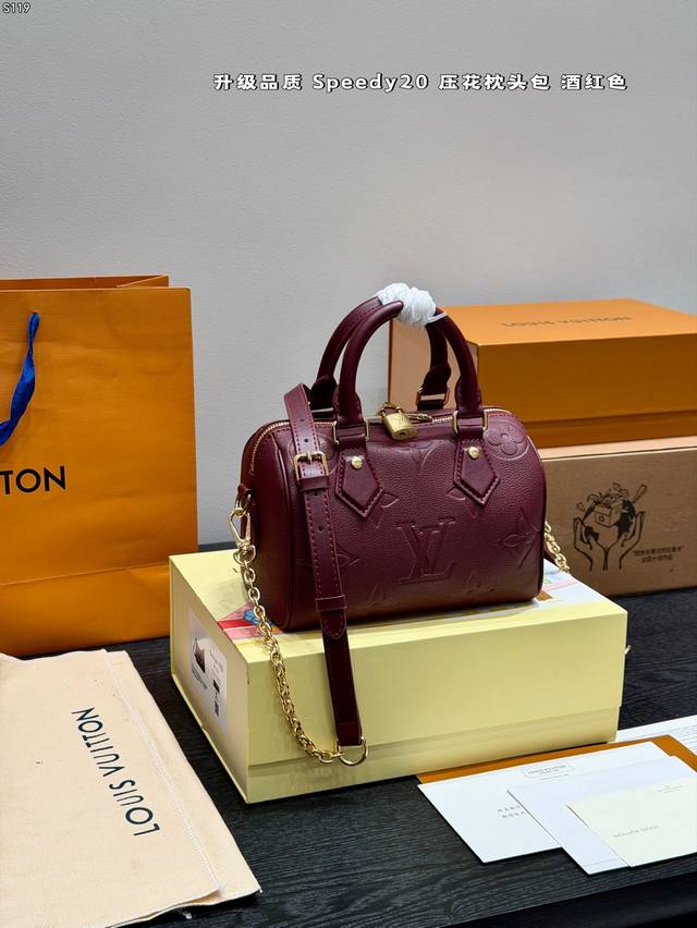 礼盒包装 升级品质 尺寸20*15Cm Lv 25Fw Speedy20 枕头包压花酒红色 整体的感觉 上身超甜超嫩 可以手提可以斜挎 小巧精致可爱的包型 再D