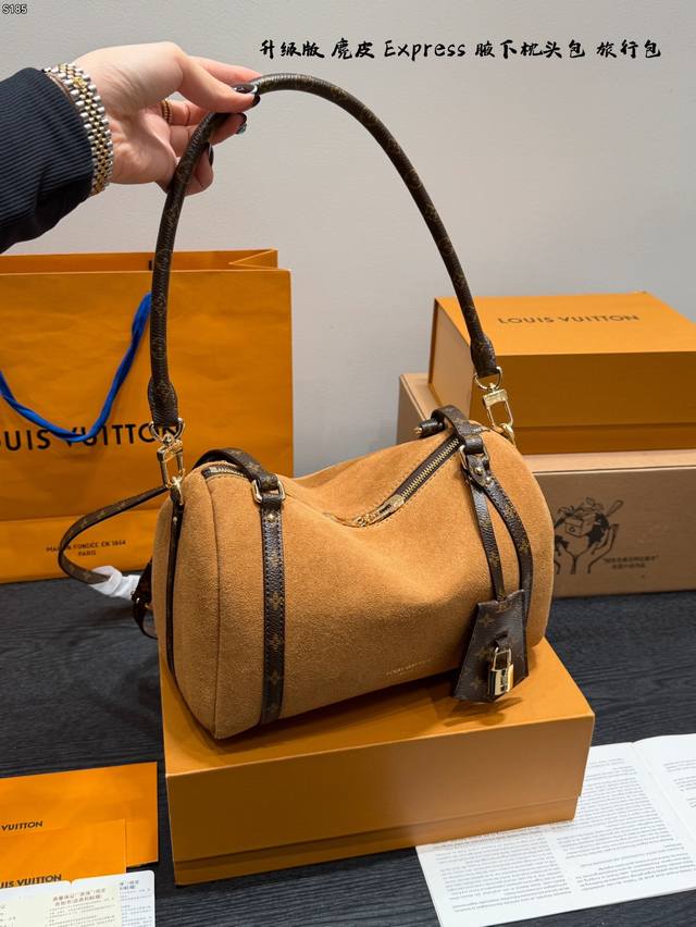 礼盒包装 升级品质 Lv 新款Express 麂皮 腋下枕头包旅行包 版型挺括不软塌，上身利落显精神 肩带长度刚好，单肩 斜挎 腋下都舒服，不压肩容量感人，日常