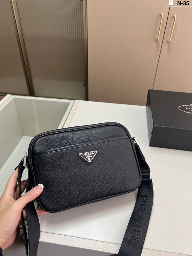 牛皮 Prada普拉达相机包 无论怎么搭配 都时尚潮流 随意洒脱 男女同款 N-35尺24×17配盒
