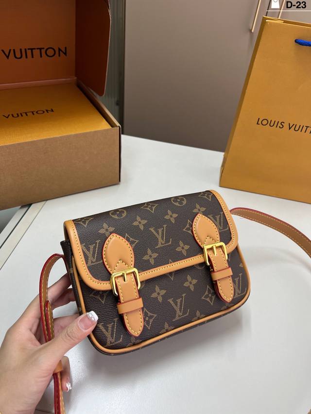 Lv 邮差包新品！新款的 Satchel小邮差包 自带复古学院气息 D-23尺寸20×13折叠盒