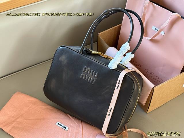 配盒 Size：35*22Cm Miumiu保龄球 公文包 做旧包包 Miumiu的单品新颜色 越到秋冬越爱！ 背起来都很Nice 哦 可手拎也可斜挎！ 出场就