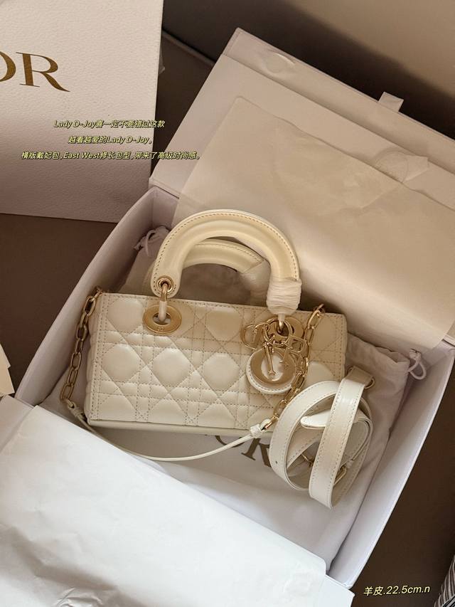 配盒 羊皮 Size：22*12Cm 横版 戴妃 Dior包包 D家 戴妃Joy横版 拿在手上和肩背都很简约大气哦！ 搭配有两条肩带，可手拎可斜挎 背法超多 整
