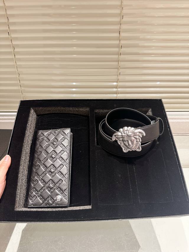原单 钱包腰带 配礼盒 高版本！腰带 范思哲牛皮皮带～热门款 男女通用皮带里面最火的版本啦～质量很好 全套包装！五金绝对不褪色 皮带头和专柜一样的哦～ 配礼盒手