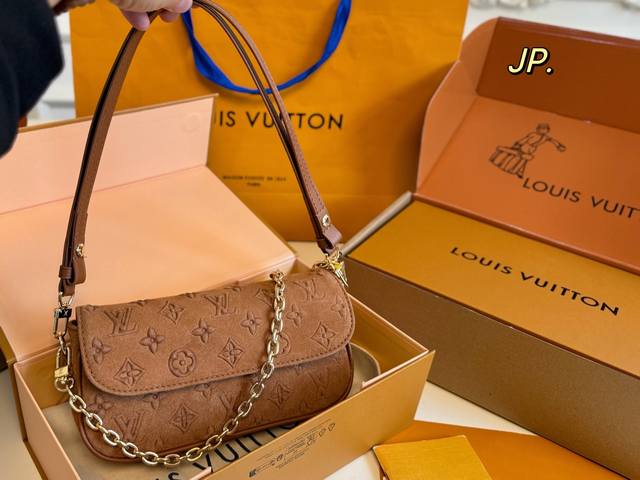 折叠盒飞机盒 Size：22×12 Lv路易威登麂皮绒Ivy麻将包腋下包 经典压花翻盖腋下百搭设计， 拆卸金属链条可调节皮质肩带 小巧的包身背起来俏皮可爱～ 通