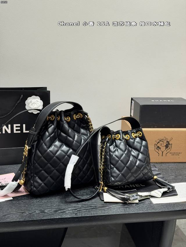 带盒子 Chanel 香奈儿 羊皮纹 香奶奶25A金属色流苏水桶包好高级 25A流苏抽绳包 把贵气感与少女心拿捏的紧紧的 柔软细腻又挺括的包， 搭配流苏抽绳 走