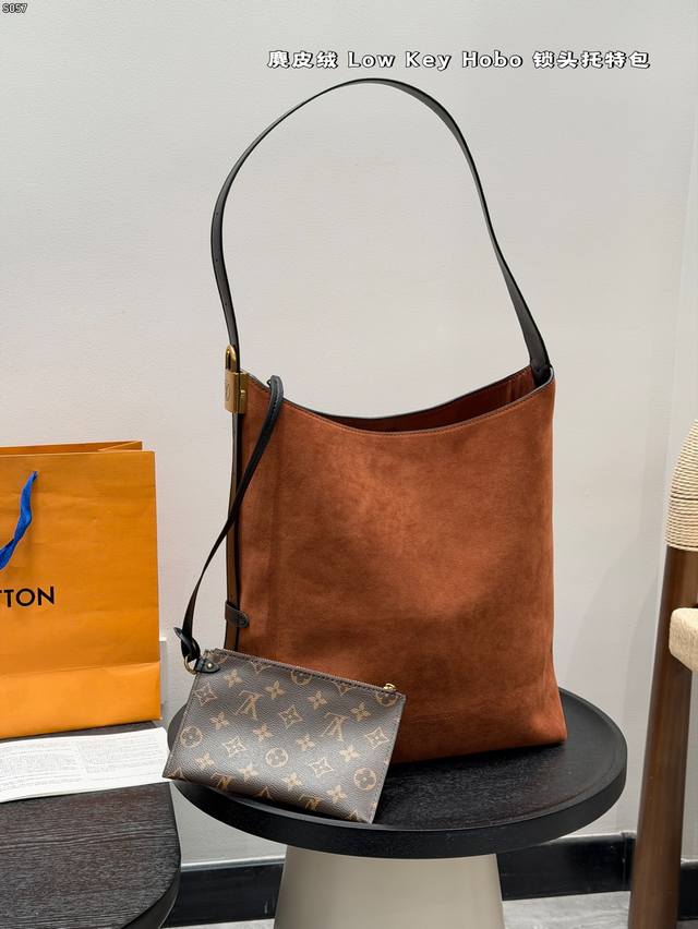 无盒子 Lv 新款麂皮翻毛皮款 购物袋系列Low Key Hobo手袋中古系列锁头托特Tote 可调节肩带点缀经典铭纹挂锁 充裕空间可轻松收纳笔记本电脑等日常所