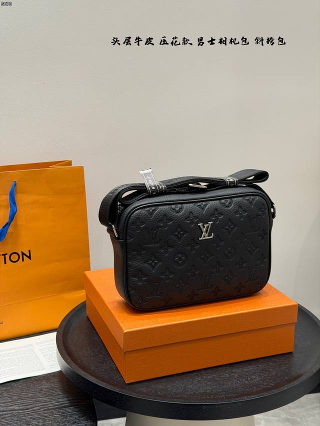 礼盒 头层牛皮压花 Size：23*14Cm Lv最新款男士相机包黑武士太好看小邮差 性价比真的很高 送男朋友的小姐姐们可以安排了