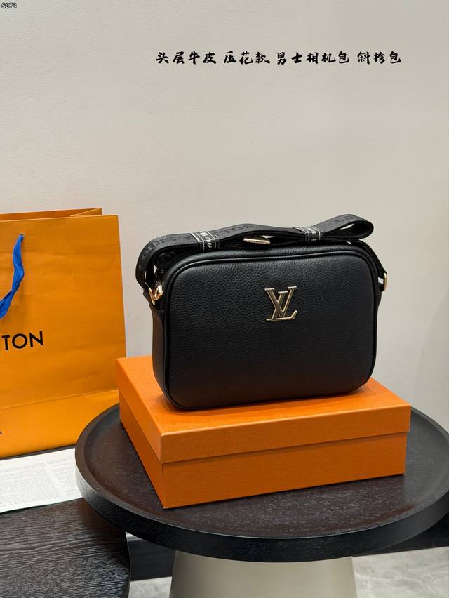 礼盒 头层牛皮压花 Size:23*14Cm Lv最新款男士相机包黑武士太好看小邮差 性价比真的很高 送男朋友的小姐姐们可以安排了 礼盒 头层牛皮压花 Size:23*14Cm Lv最新款男士相机包黑武士太好看小邮差 性价比真的很高 送男朋友的小姐姐们可以安排了