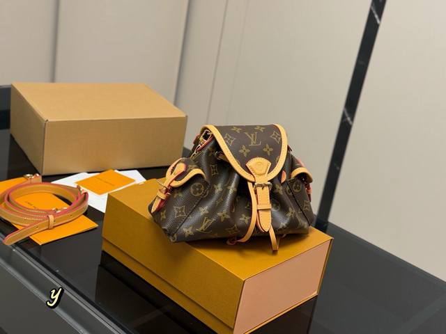 配折叠盒飞机盒 Lv新款Odyssee手袋 有点像以前的双肩包缩 小款~可以斜挎腋下背 这个真好看两根肩带换着搭配使用 真的谁背谁好看！超可爱的 尺寸:23.1