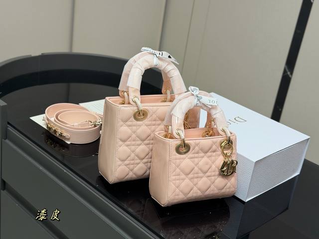 配折叠盒 尺寸:20*18Cm 17*13Cm 高品版.升级出货 迪奥 戴妃漆皮 每个颜色真的太好看啦 是不是都需要它! 配折叠盒 尺寸:20*18Cm 17*13Cm 高品版.升级出货 迪奥 戴妃漆皮 每个颜色真的太好看啦 是不是都需要它!