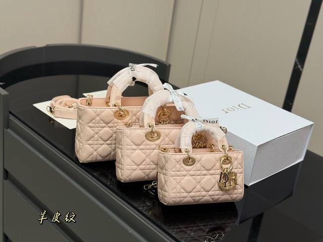 配盒 迪奥Lady羊皮 横版戴妃包 2025Dior款新包型 两根包带 我喜欢短的那根~ 一只很“我”的包爱了 尺寸:25Cm 22Cm 16Cm 配盒 迪奥Lady羊皮 横版戴妃包 2025Dior款新包型 两根包带 我喜欢短的那根~ 一只很“我”的包爱了 尺寸:25Cm 22Cm 16Cm