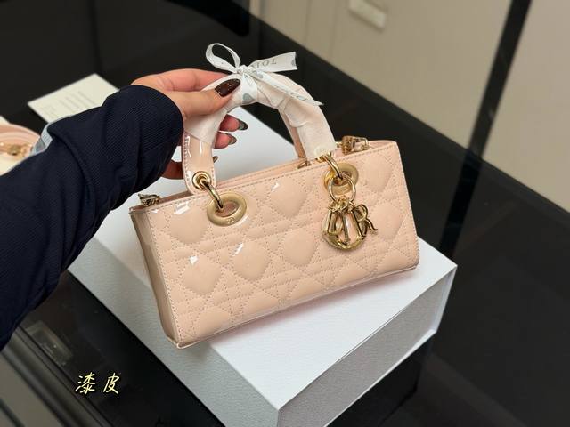 配盒 迪奥Lady漆皮 横版戴妃包 2025Dior款新包型 两根包带 我喜欢短的那根~ 一只很“我”的包爱了 尺寸:22.11Cm 配盒 迪奥Lady漆皮 横版戴妃包 2025Dior款新包型 两根包带 我喜欢短的那根~ 一只很“我”的包爱了 尺寸:22.11Cm