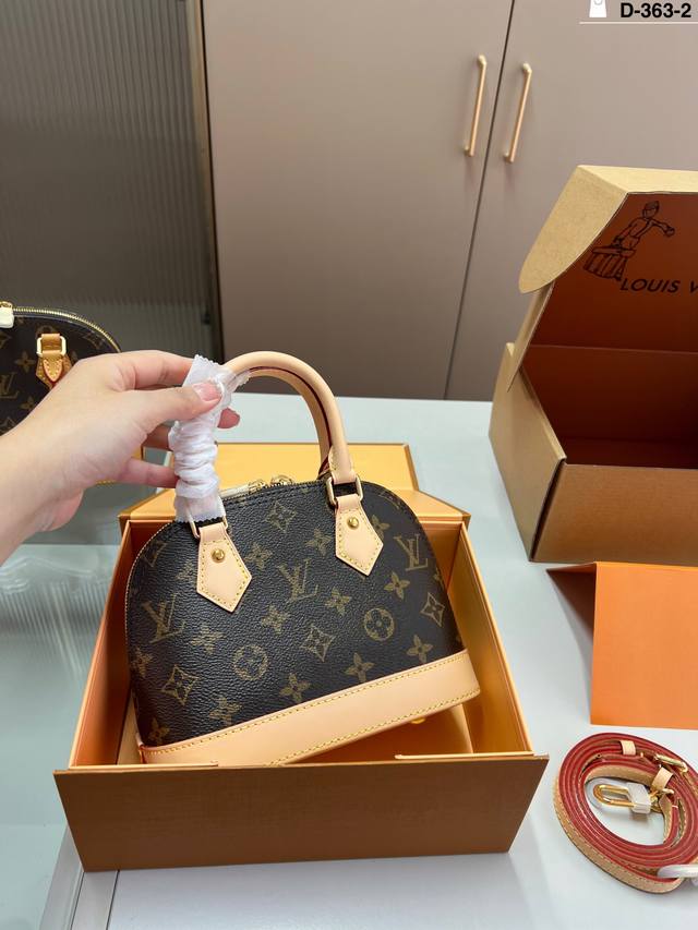 芯片版本 Lv 路易威登 贝壳包 手感超级好 搭配起来超级美腻 超级推荐 走秀款同步 人手一只。 D-363-2尺寸20×15折叠盒飞机盒