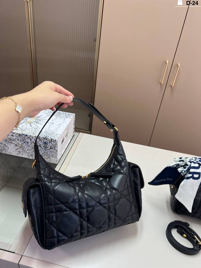 大 牛皮 迪奥 D-Dream手袋 Dior 皮质款是那种会呼吸的小羊皮,捏一下能陷进去,松开又慢慢回弹,手感像撸猫一样治愈~D-24尺寸23×17 16×13 大 牛皮 迪奥 D-Dream手袋 Dior 皮质款是那种会呼吸的小羊皮,捏一下能陷进去,松开又慢慢回弹,手感像撸猫一样治愈~D-24尺寸23×17 16×13