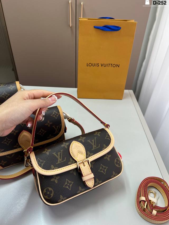 迷你 迷你变色皮 Lvdiane法棍包 法棍包是真好看 又好背！皮质和颜色都不错， 配置两条肩带 又甜又咸！ D-252尺寸19×9 21×12 25×15折叠