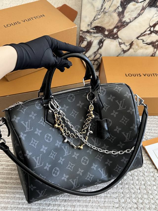 复刻版 Lv Speedy Soft 30黑银老花包 Lv Speedy Soft 30黑银老花包，经典Monogram涂层帆布+黑色皮革饰边，银色链条超有现代