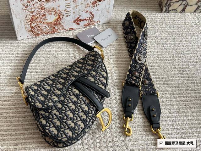 配盒 罗马肩带 尺寸:25Cm*20Cm 大 18Cm*15Cm 小 升级版出货 D家 老花马鞍包 配深蓝色牛皮长肩带 搜索Dior 迪奥 配盒 罗马肩带 尺寸:25Cm*20Cm 大 18Cm*15Cm 小 升级版出货 D家 老花马鞍包 配深蓝色牛皮长肩带 搜索Dior 迪奥