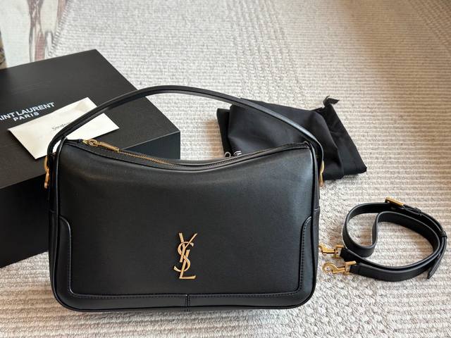 Ysl Camera Supple Bag_饭盒包 这款手袋是一款宽敞的肩包，带有牛皮革底座和柔软的包身。采用纳帕牛皮革制成，拉链封口，设计感满满的吊床造型，肩