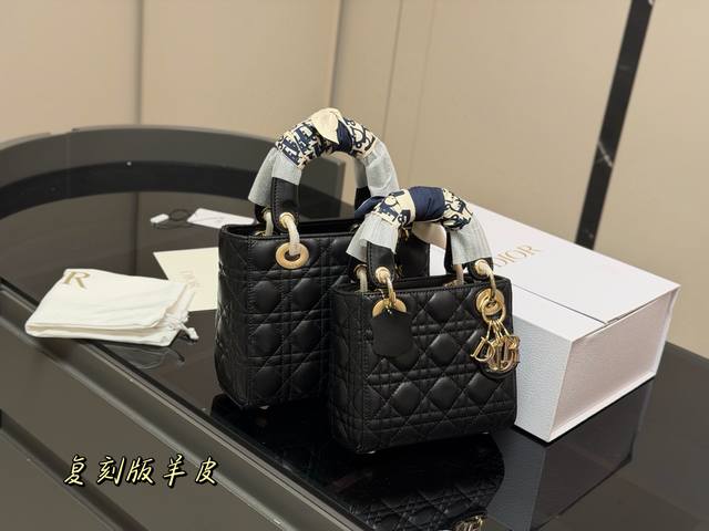 配折叠盒 尺寸:20Cm 17Cm 高品版.升级顶级原单出货 迪奥 戴妃羊皮款 搭配最新的肩带 更加加分!! 小牛皮材质! 配折叠盒 尺寸:20Cm 17Cm 高品版.升级顶级原单出货 迪奥 戴妃羊皮款 搭配最新的肩带 更加加分!! 小牛皮材质!