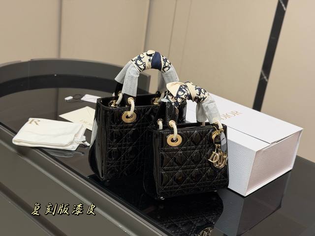 配折叠盒 尺寸:20*18Cm 17*13Cm 高品版.升级出货 迪奥 戴妃漆皮 每个颜色真的太好看啦 春节是不是都需要它! 配折叠盒 尺寸:20*18Cm 17*13Cm 高品版.升级出货 迪奥 戴妃漆皮 每个颜色真的太好看啦 春节是不是都需要它!