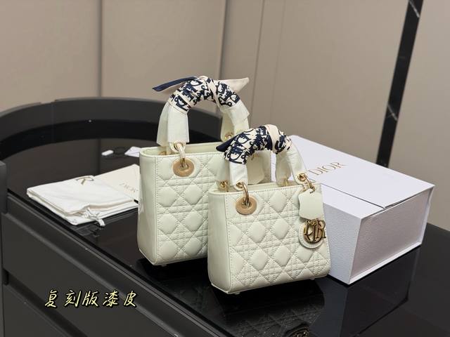 配折叠盒 尺寸:20*18Cm 17*13Cm 高品版.升级出货 迪奥 戴妃漆皮 每个颜色真的太好看啦 春节是不是都需要它! 配折叠盒 尺寸:20*18Cm 17*13Cm 高品版.升级出货 迪奥 戴妃漆皮 每个颜色真的太好看啦 春节是不是都需要它!