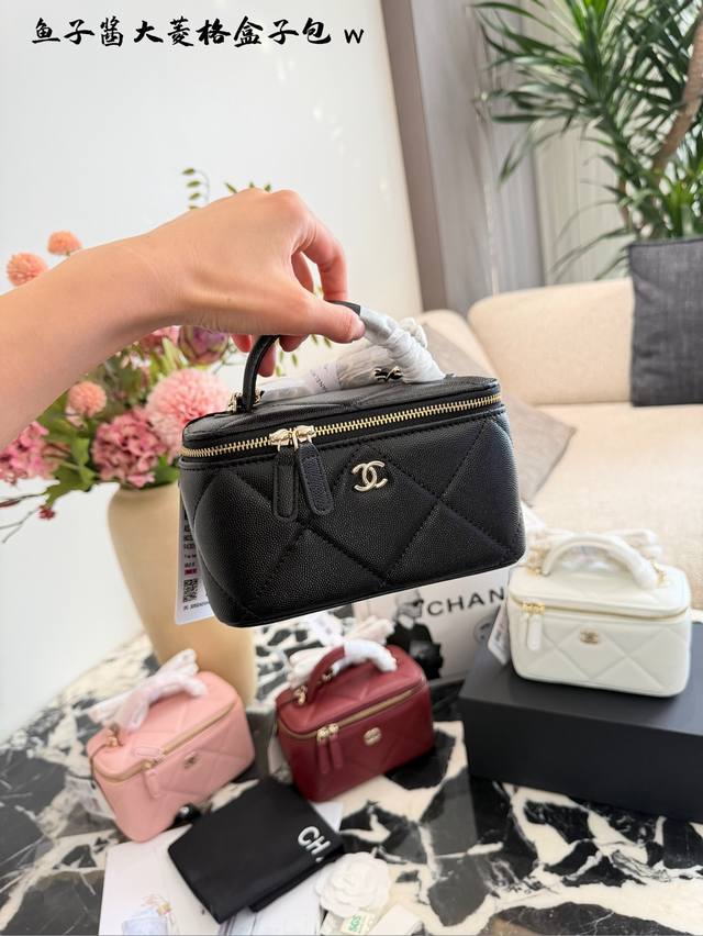 火爆系小盒子饭盒链条包 小双扣搭配大格子简约即大气～ 牛皮小球压花搭配菱格纹细腻显得很与众不同～ 不管是甜酷风还是通勤风都能一键适配 黑金一眼心动的“穿搭万能公