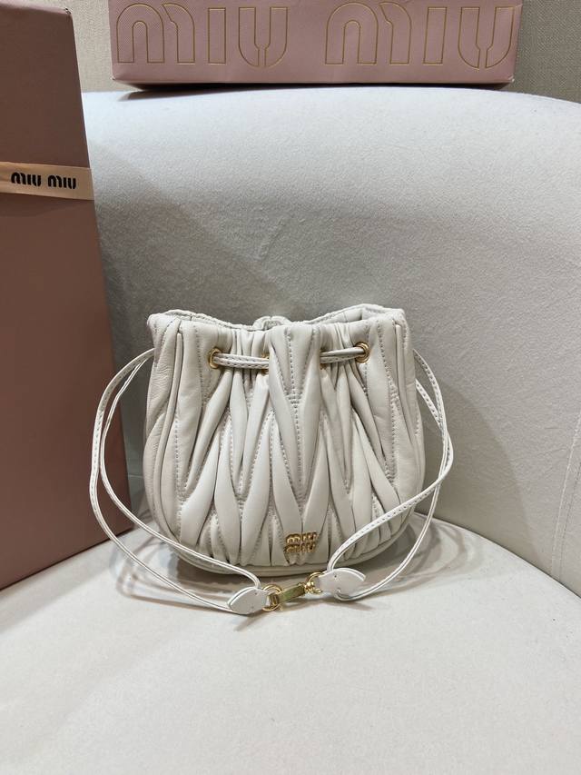 新品5Nd022小手袋 Matelassé图案作为M家风格的象征，在这款实用功能性的手拿包设计中焕然一新，配有抽绳闭合、精致饰面和金属徽标。棉缎内里，金属刻字徽