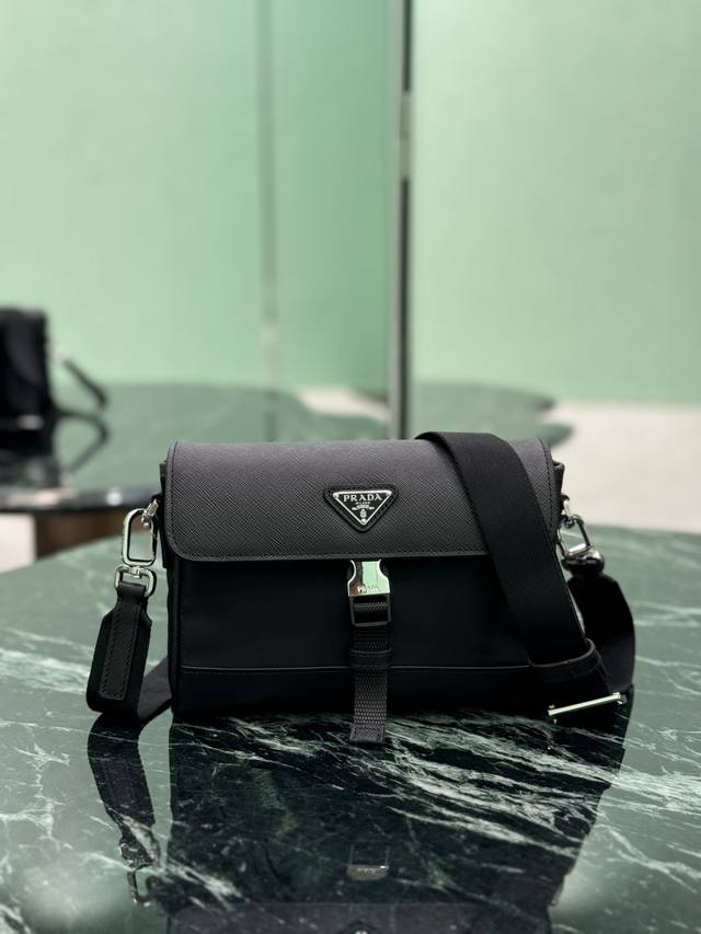 新款邮差包 这款单肩包采用Re-Nylon再生尼龙材质打造，并饰以皮革细节，彰显充满现代感的材质混搭设计。再生尼龙纱线Econyl通过提纯海洋塑料、渔网和纺织纤